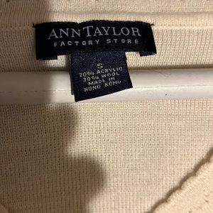 Ann Taylor Factory Store S 70% Acrylic and 30% Wool. Looks brand new